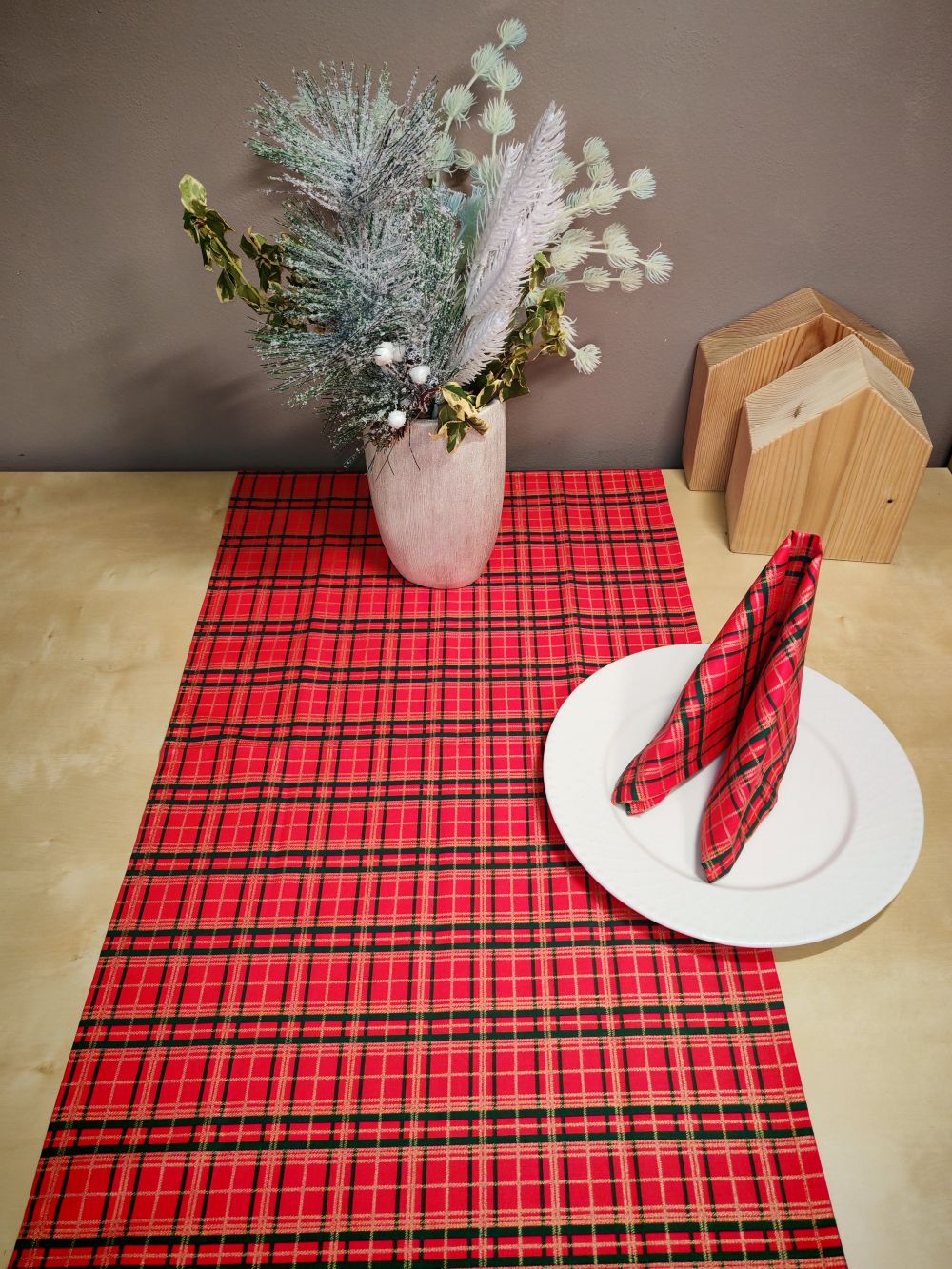 Běhoun na stůl 135x40cm kostka červená celková